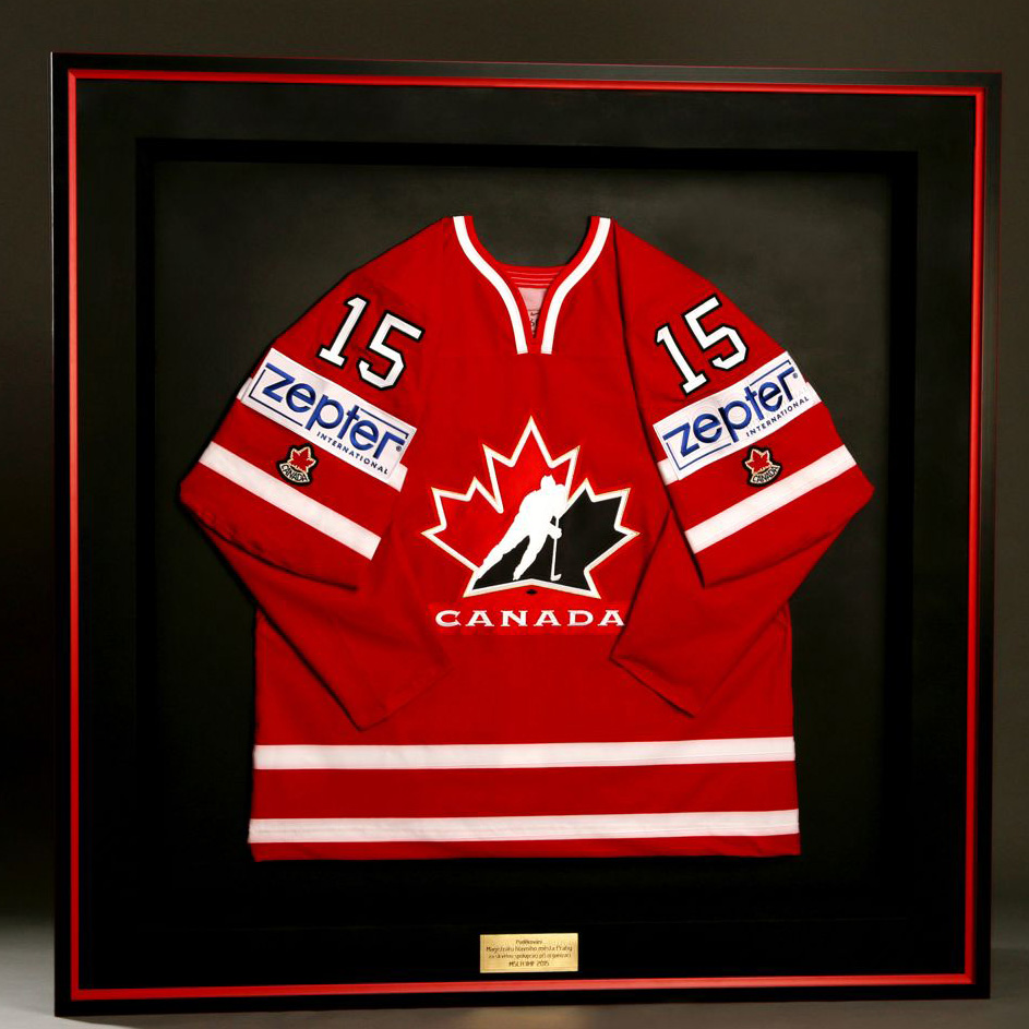 Hokejový dres Kanada z MS 2015 zarámovaný do černého rámu s červenou linkou | © Rámařství Frame it