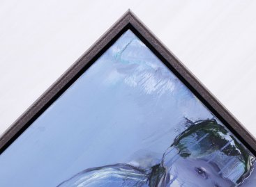 Plovoucí rám kolem obrazu ponechává volnou mezeru