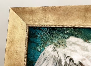Zlatý rám se výtečně hodí k zelenému obrazu Anděla od Romana Řeháka