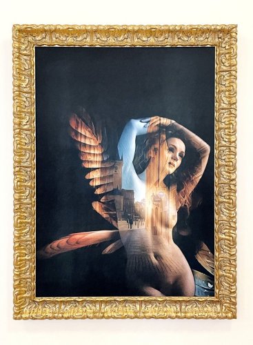 Obraz na koberci Romana Řeháka s ženou s andělskými křídly v Praze je zarámovaný ve zlatém ozdobném rámu