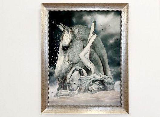 Obraz Dívka s koněm Romana Řeháka ve stříbrném rámu s perličkou