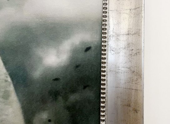 Platinový odstín rámu ladí s obrazem Romana Řeháka