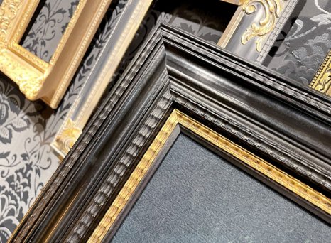 Detail holandského štábku na černém širokém holandském rámu na obraz Romana Řeháka 