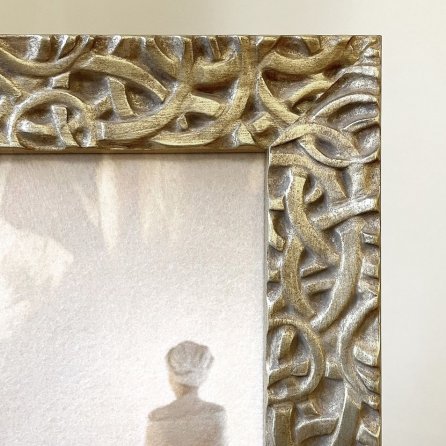 Nepravidelné obloučky na použitém rámu působí téměř nadpozemsky elfským dojmem