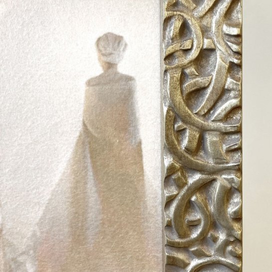 Rám v teplém odstínu stříbra barevně ladí s tóny obrazu Romana Řeháka