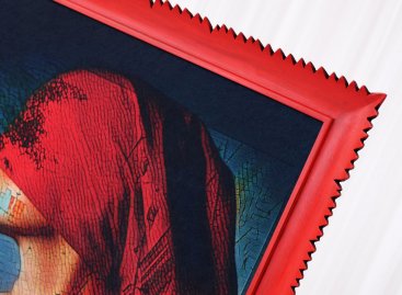 Dekor plamenů na červeném luxusním rámu v rozích navazuje bez viditelného spoje