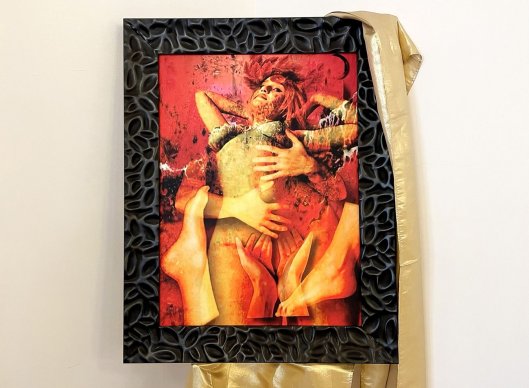 Červený ženský akt na koberci od Romana Řeháka v černém moderním rámu