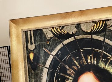 Zlatý rám na obraze Romana Řeháka má zajímavou hnedou patinu vnitřní černou linku