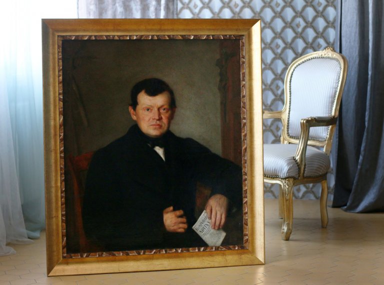 Masivní historizující zlatý rám na obraze prvorepublikového portrétu muže 