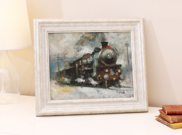 Obraz na plátně s lokomotivou Jaroslava Ronka rámovaný ve stříbřitém profilovaném rámu s patinou