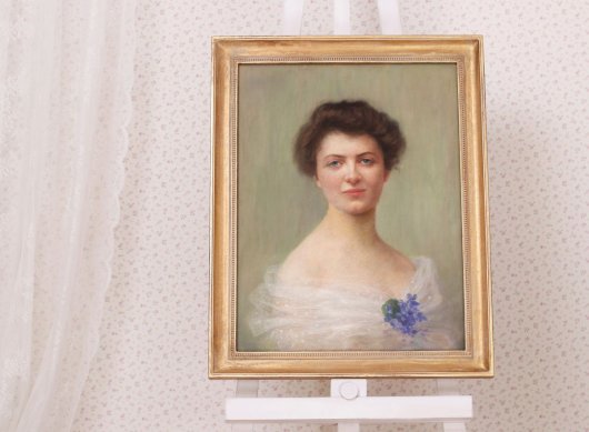 Starý portrét krásné dívky luxusně zarámovaný do tradičně pojatého zlaceného zakázkového rámu