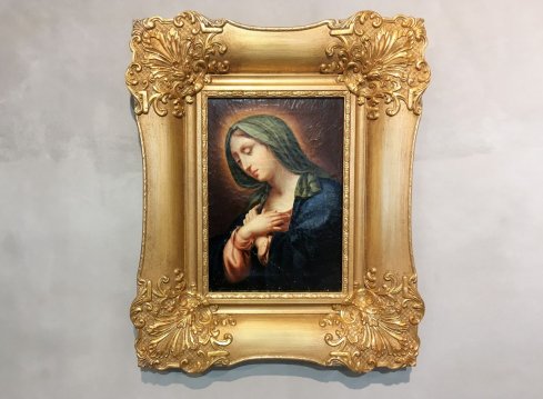 Mohutný zlatý blondelový rám s výrazným květinovým ornamentem v rozích na starý obraz Panny Marie na plátně