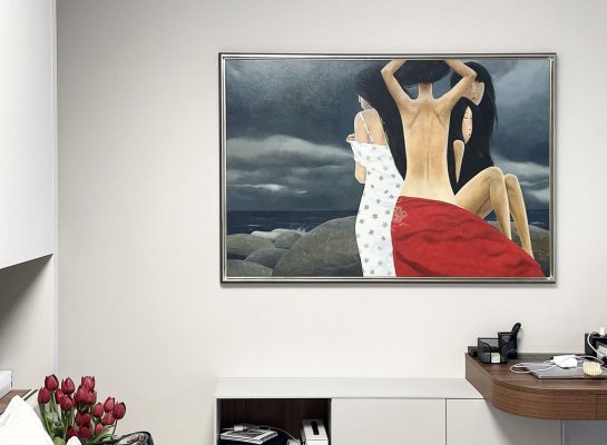 Luxusní stříbrný plovoucí rám v interiéru pražského bytu