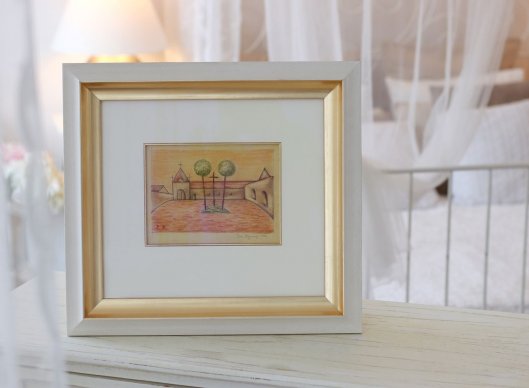 Elegantní rámování obrazu pražského náměstí s paspartou a zlatou filetou