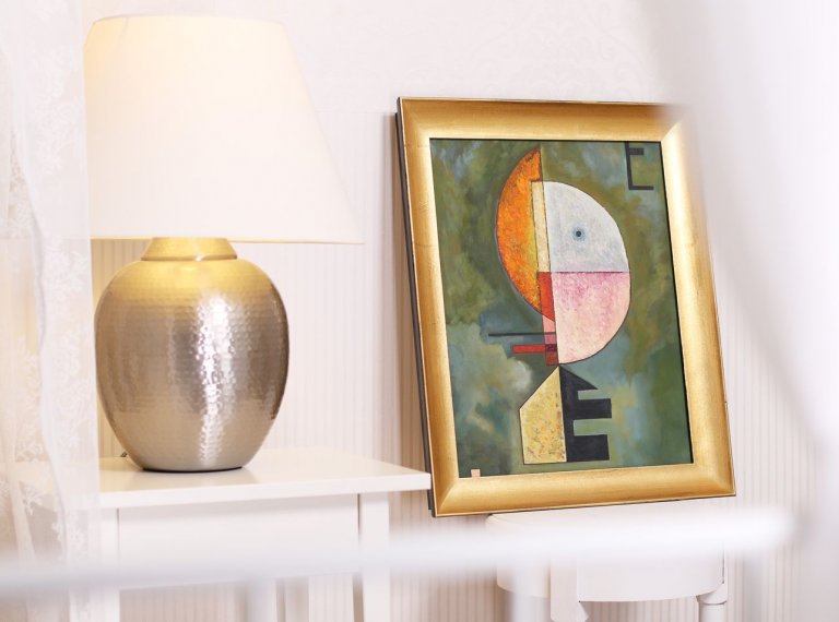 Obraz na plátně v kubistickém stylu zarámovaný v elegantním zlatém rámu tvaru oblouku s patinou