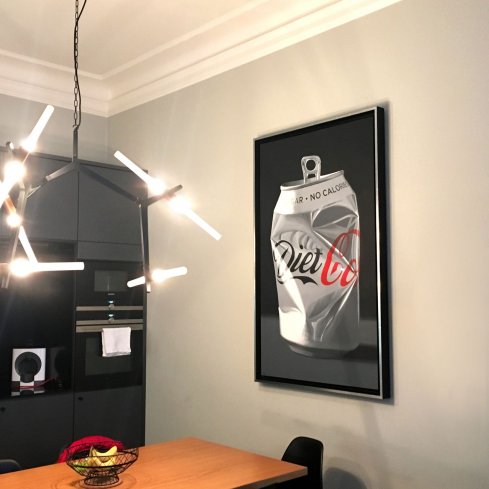 Moderní stříbrno černý plovoucí rám na obraz Diet Coke v designovém interiéru v Praze