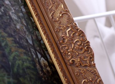 Tradiční středový ornament na zakázkově vyrobeném zlaceném blondelovém rámu francouzského stylu s obrazem lesní krajiny
