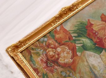 Detail ornamentů tradičního zlatého blondelového rámu s patinou na obraze Luční Máky