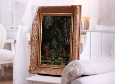 Tradiční zlacený blondelový ozdobný rám na malou olejomalbu krajiny se zlatým ornamentem a rohovými ozdobami