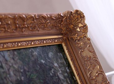 Vycizelovaný jemný květinový ornament na rohu zakázkově vyrobeného tradičního zlaceného blondelového rámu
