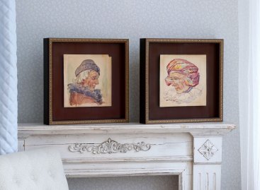 Dva akvarely krojových čepců zarámované v hlubokým ozdobných rámech LarsonJuhl