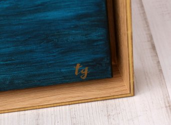 Díky použití plovoucího rámu není zakryt ani kousek podpisu autora