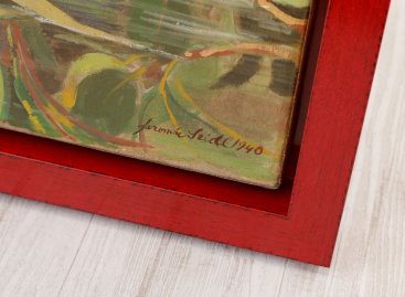 Široký červený plovoucí rám má tmavé detaily a ručně tažený lak