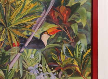 Pololesklý červený plovoucí rám se hodí k barvám obrazu Tukana