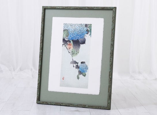 Japonský obraz Ptáček rámovaný do industriálního rámu na zelené paspartě