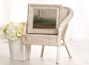 Malá krajinomalba zarámovaná v elegantním dřevěném rámu Sevilla Lira LarsonJuhl