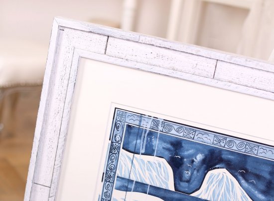 Kousky starého dřeva v rámu jsou nepravidelné a mají různé mezery