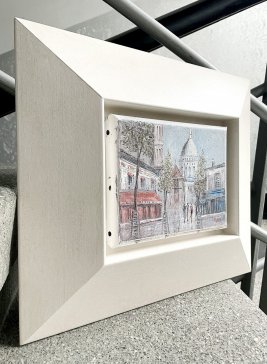 Velmi malé plátno s motivem Paříže zarámované ve velice širokém plovoucím rámu s viditelným bokem napnutého plátna i jasně viditelnou stínovou mezerou mezi plátnem a rámem.