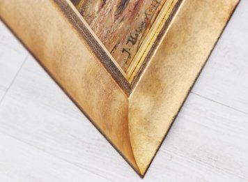 Zlatá dřevěná fileta se zlatým dřevěným rámem skvěle ladí a opticky jej rozšiřuje