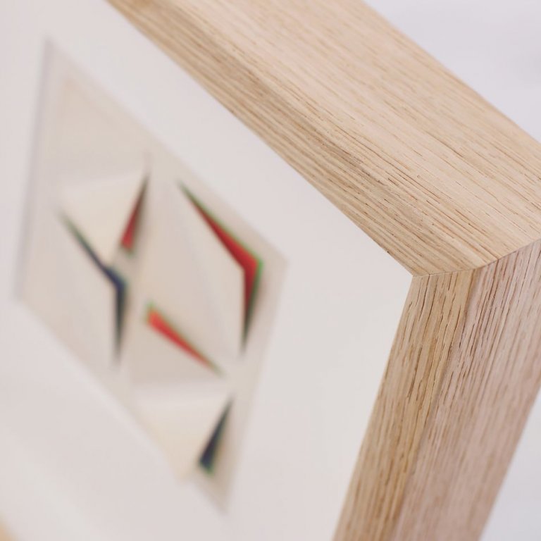 Přední strana oboustranného rámování prostorového obrazu Ljerka Sibenik s odsazením skla