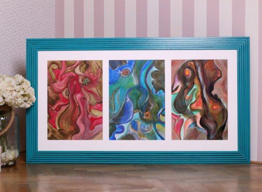 Výrazný zakázkový rám tvaru schodů v tyrkysové barvě na triptych obrazů S. Gerecze