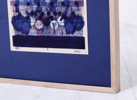 Modrá pasparta barevně odpovídá barvám obrazu