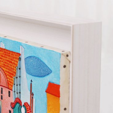 Plátno s motivem Prahy Karla Chaby zarámované v širokém bílém plovoucím rámu s velkou mezerou