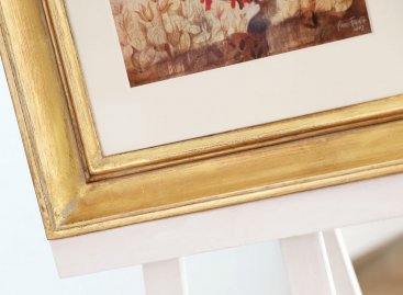 Zakázkový dřevěný rám s elegantním profilem a luxusním zlacením s patinou, muzeálním sklem a muzejní paspartou pro obraz čerta