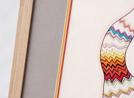 Červená a žlutá pasparta ladí k barvám obrazu, vrchní šedá pak celek uklidňuje