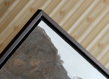 Hnědý floutový rám nezakrývá ani kousek malby obrazu