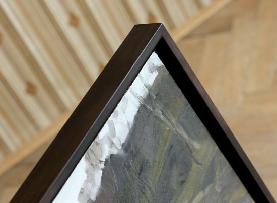 Moderní float rám je je vyšší než plátno a tím jej chrání před odřením