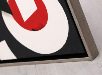 Moderní minimalistický plovoucí rám zanechává okolo obrazu Jana Kalába volnou černou mezeru