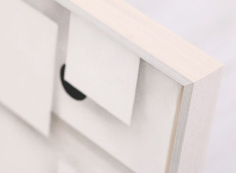 Plovoucí rám kombinuje bělené přírodní dřevo se stříbrem a barevně skvěle ladí s plátnem Jana Kalába