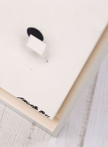 Díky použití float rámu nený zakrytý popis autora