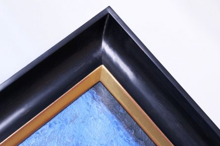 Luxusní rám zakázkově kombinuje holandskou černou s červeným zlatem s krásně vypracovaným rohovým spojem