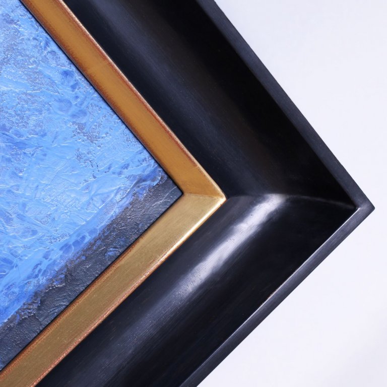 Luxusní rám zakázkově kombinuje holandskou černou s červeným zlatem s krásně vypracovaným rohovým spojem