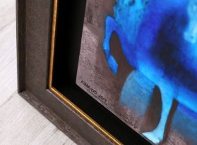 Kombinace dvou rámů a zlaté filety vytváří s obrazem Fabricio Lara prostorový efekt