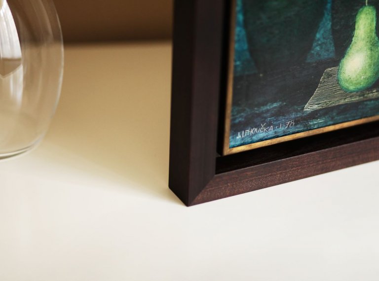 Design rámování v měděné a hnědé dokonale ladí s barvami i stylem obrazu