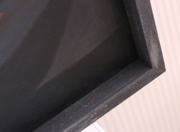 Výrazný hluboký rám v industriálním stylu s hrubým povrchem na obraze Roberta Piesena