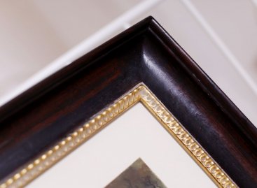 Na obraz Krajina Jiřího Trnky jsme použili na zakázku vyrobený dřevěný rám v hnědé barvě se zlacenou filetou